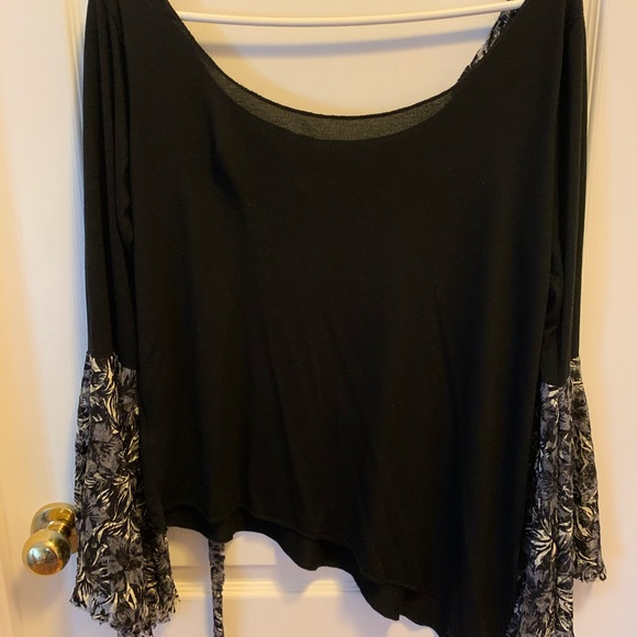 Beautiful top with bell sleeves ❤️ - Picture 1 of 4
